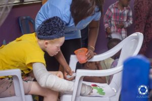 volunteer helping patient with arts and craft - Lluvia health