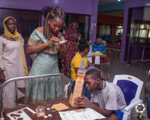 Teenagers building 3D puzzles - Lluvia health